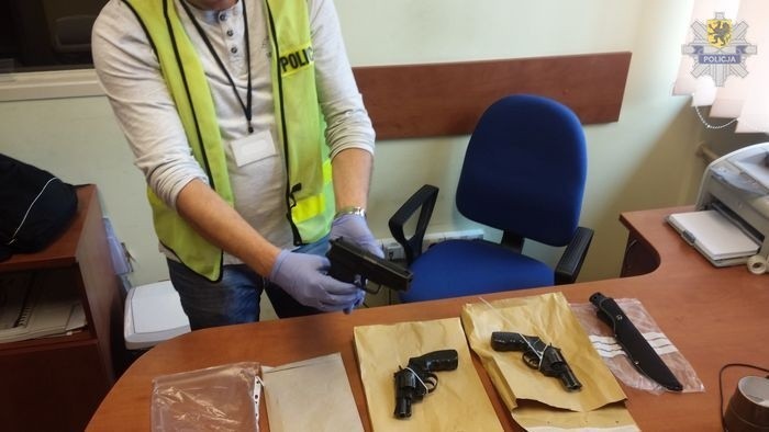 Broń znaleziona przy zatrzymanych mężczyznach.