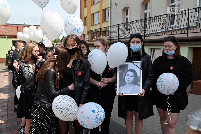 Gryfice. Marsz pamięci zamordowanej Magdy. 18-latkę pożegnali szkolni znajomi. ZDJĘCIA