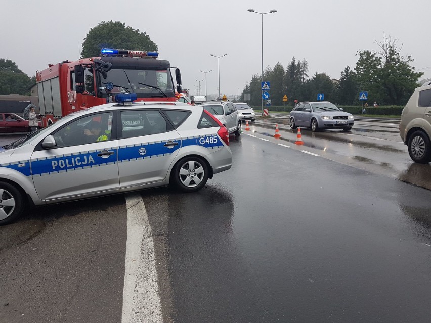 Wypadek na DK 94 w Olkuszu. Dwie osoby w szpitalu