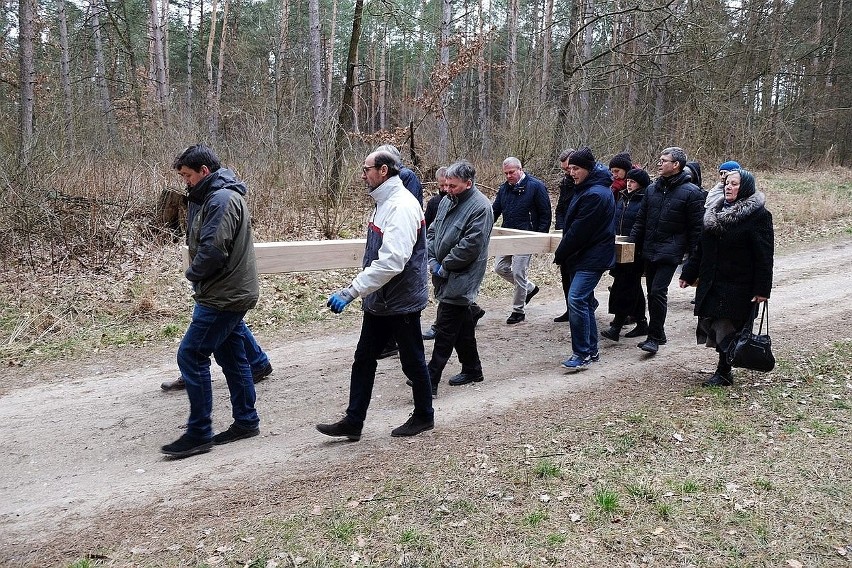 Bractwo Cerkiewne Trzech Świętych Hierarchów ustawiło krzyż...