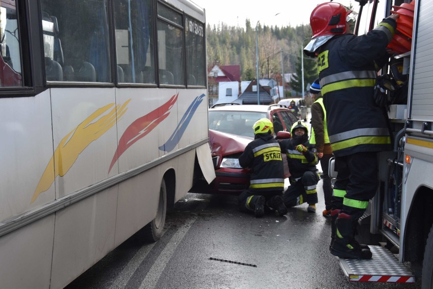 Zakopane: Poranny wypadek na oblodzonej drodze. Zderzyły się dwie osobówki i bus 