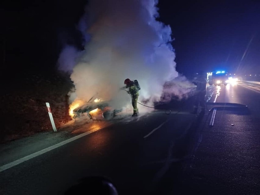 Pożar samochodu na drodze S6 w Kowalach. Strażacy ugasili pożar |ZDJĘCIA