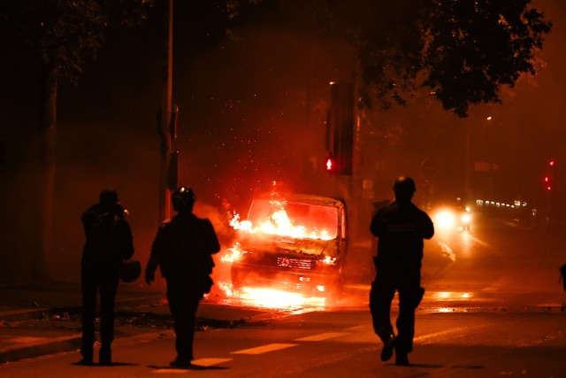 Zamieszki, wywołane głównie przez migrantów, spowodowały chaos we Francji