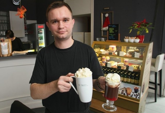 Radosław Ozdoba, właściciel Choco Obsession, prezentuje dwa rozgrzewające napoje w sam raz na zimowe chłody &#8211; kawę Toffe & Nut Latte oraz czekoladę z musem malinowym.