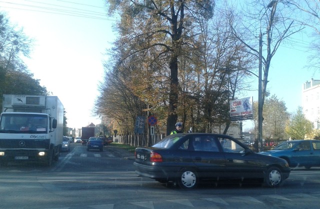 Skrzyżowanie przy cmentarzu komunalnym w Kluczborku.