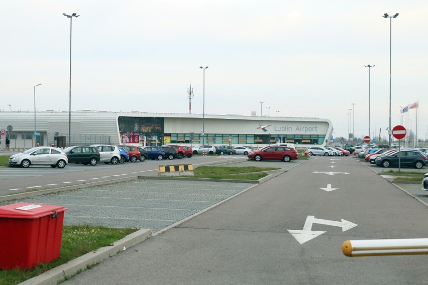 Opustoszały Port Lotniczy Lublin. Płyta lotniska zmieniła się w parking. Zobacz zdjęcia