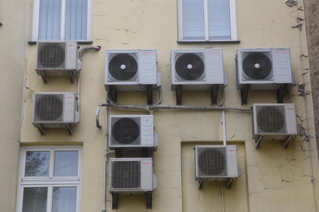 Klimatyzacja w bloku zwiększa komfort w mieszkaniu, ale bywa uciążliwa dla sąsiadów.