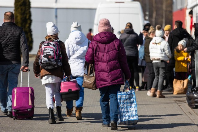 Uchodźcy z Ukrainy mogą liczyć na wiele form wsparcia, jednak muszą też uważać na oszustów.