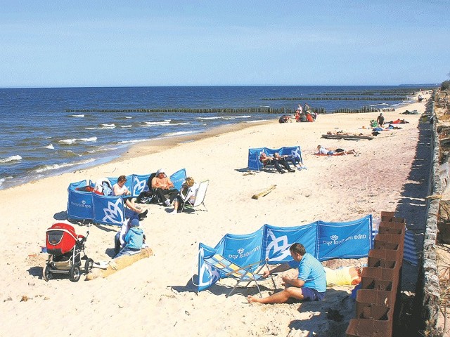 Nad morzem w weekend ma wiać silny, północno-wschodni wiatr. Przez niego będzie zimno. Ale na niebie nie powinno być chmur. Dobry parawan powinien więc pozwolić choć na chwilę opalania. 