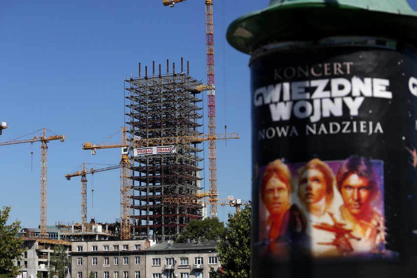 Kraków. Szkieletor zmienia się z dnia na dzień, rosną nowe budynki [NOWE ZDJĘCIA]