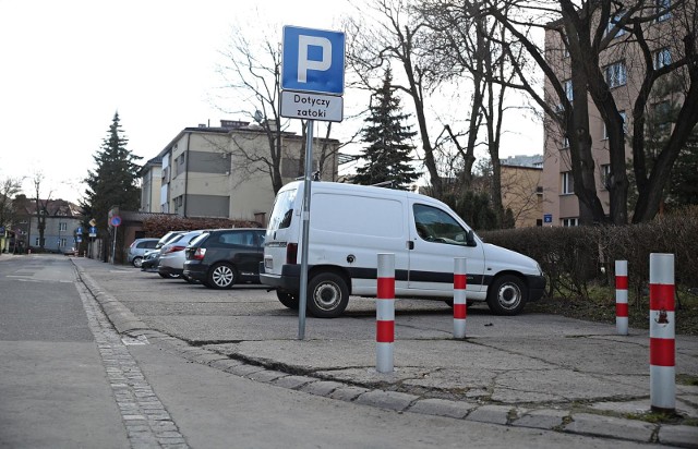 Sprawę dotyczącą tego parkingu przy ul. Narzymskiego wygrała z urzędnikami Spółdzielnia Mieszkaniowa Centrum