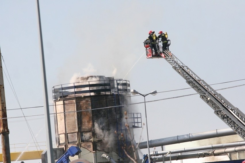 Tarnobrzeg. Silos z trocinami w ogniu!...