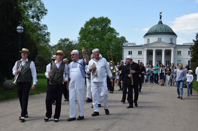 Piąty raz Pałac Lubostroń i Uniwersytet Kazimierza Wielkiego w Bydgoszczy zorganizowali majówkę jazzową. Pogoda towarzysząca temu wydarzeniu była wprost wymarzona, dlatego na terenie zabytkowego kompleksu pojawiły się tłumy ludzi. Tradycyjnie majówką rozpoczęła parada w stylu nowoorleańskim z zespołami Rakovnik Brass Band - Czechy, Dixie Company - Poznań oraz Dixie Team - Mogilno. W tym roku impreza przebiegała pod hasłem "Pogoda na smaki" - nie zabrakło więc wyśmienitego jadła: m.in. pierożków z gęsiną, faszerowanej cukinii, szaszłyków, kiełbasek z grilla czy ziemniaków z twarożkiem. Zorganizowano także małą akademię jazzu (dla dzieci), przejazdy bryczką i zwiedzanie pałacu z przewodnikiem. Gościem specjalnym imprezy był Jarosław Kret, który wystąpił w autorskim programie.