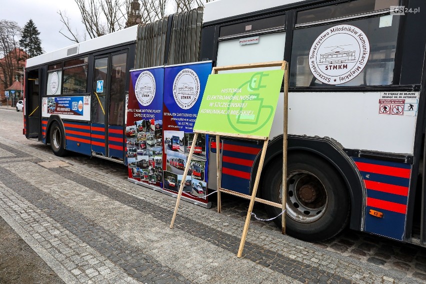 Historyczny autobus z wystawą przy Wałach Chrobrego w Szczecinie. Można zwiedzić legendarne Volvo B10MA. Zobacz zdjęcia i wideo