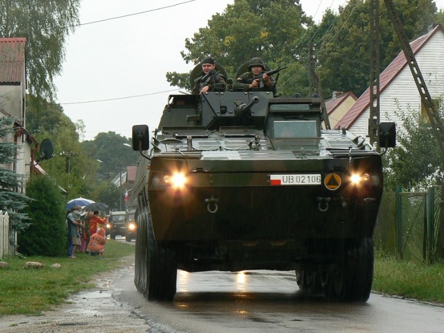 Szczecińskie Rosomaki mają dopuszczenie do ruchu lądowego. Dlatego do koszar dojadą drogami publicznymi. Na zdjęciu: Rosomak z 12 BZ koło Bornego Sulinowa.