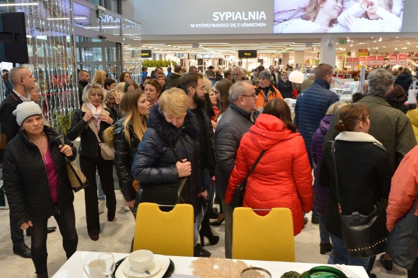 Setki osób pojawiły się w piątek, 22 listopada, na otwarciu...