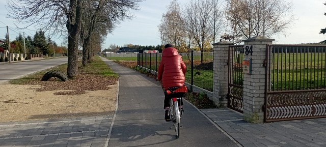 Z ukończonej 3,5 kilometrowej ścieżki rowerowej korzystają już pierwsi mieszkańcy. Zobaczcie na kolejnych slajdach jak prezentuje się ścieżka tuż po zakończeniu prac