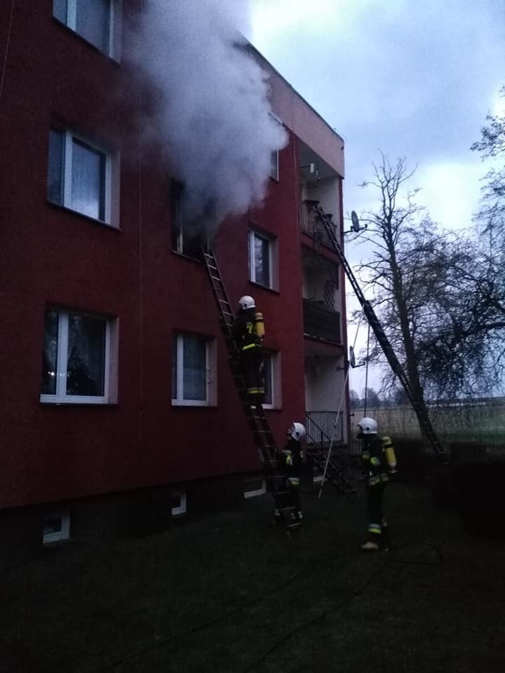 Pożar w bloku mieszkalnym w Kozłowicach.