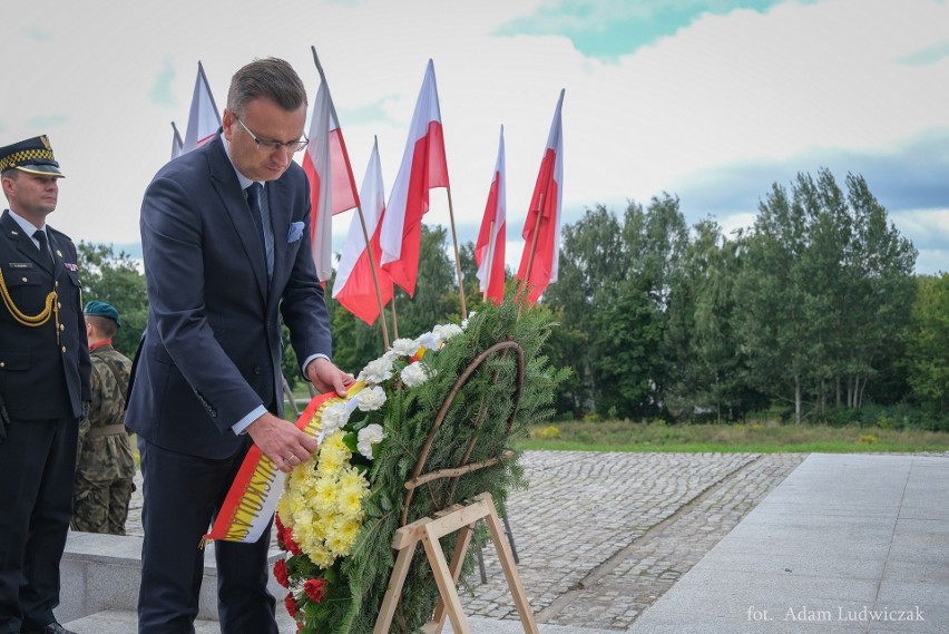 W imieniu prezydenta Truskolaskiego kwiaty Pod Pomnikiem...