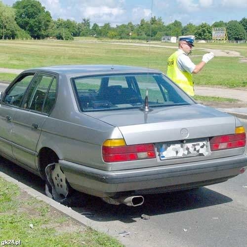 W BMW, którym uciekał mężczyzna pękła opona. Kierowca próbował uciec.