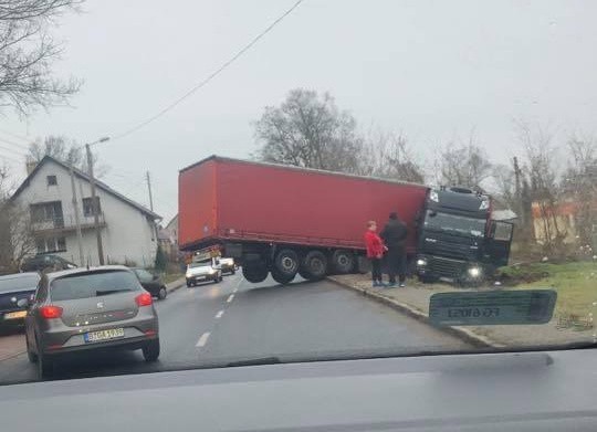 W poniedziałek, 17 grudnia na drodze wojewódzkiej nr 132 doszło do groźnie wyglądającej kolizji. Ciężarówka wypadła z drogi i zatrzymała się na poboczu. Kierowcy dziwią się, jak mogło się to stać.- W drodze na miejsce jest patrol ruchu drogowego. Wiemy już, że w tym zdarzeniu nie uczestniczył żaden inny pojazd. Kierowca jest trzeźwy – mówi st. sierż. Mateusz Sławek. Zdjęcia stojącego w poprzek drogi tira kierowcy publikowali w internecie. Dziwili się, jak mogło dojść do takiej sytuacji. W miejscu, gdzie tir wypadł na pobocze droga jest prosta. Aby wyciągnąć ciężarówkę z rowu i ustawić na jezdni potrzebny będzie ciężki sprzęt. Droga wojewódzka nr 132 w Kamieniu Małym jest przejezdna, ale trzeba się przygotować na lekkie utrudnienia w ruchu.