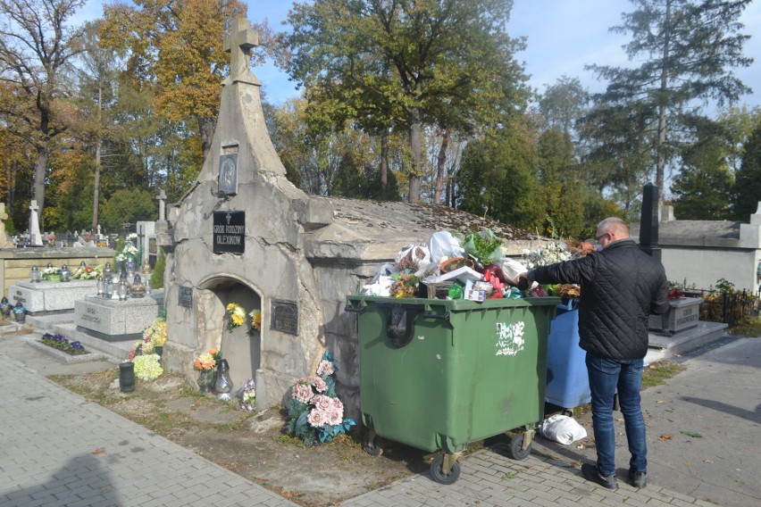 Sądeczanie porządkują groby swoich bliskich przed Dniem Wszystkich Świętych 2020 [Zdjęcia]