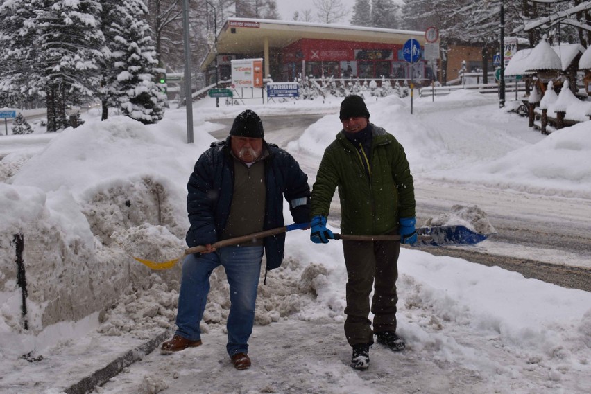 Atak zimy na Podhalu. Zasypane samochody i drogi. W górach zaspy sięgające nawet dwóch metrów