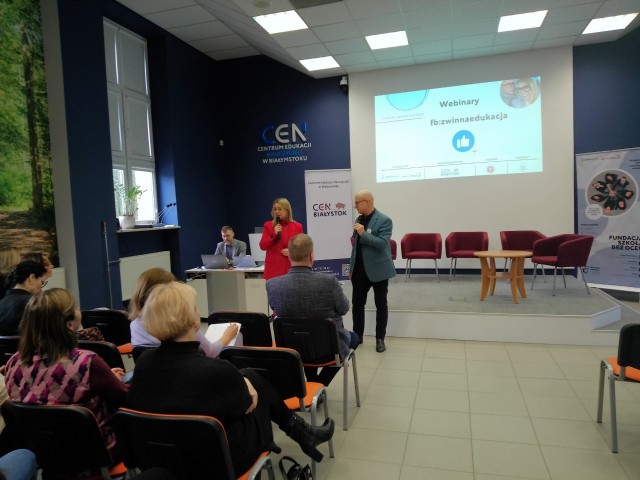 Białystok. Projekt "Szkoła bez ocen". Nauczyciele oraz uczniowie dyskutowali o systemie oceniania w Polsce