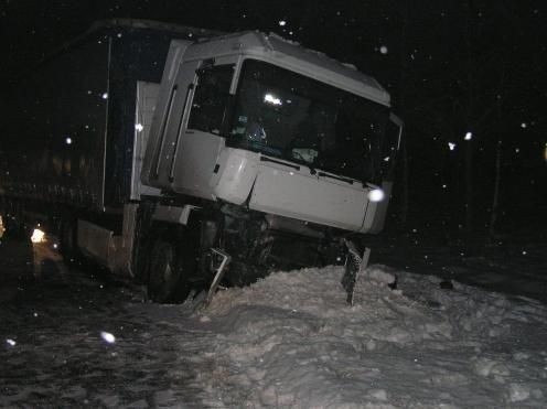 TIR zmiażdżył samochód Inspekcji Transportu Drogowego (zdjęcia)