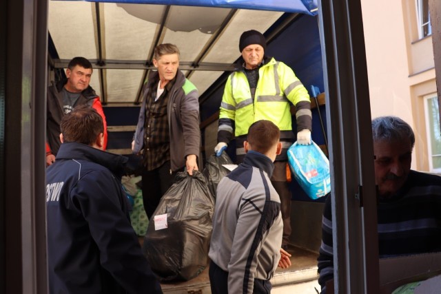 Gmina Krasocin przekazuje pomoc zebraną dla ogarniętej wojną Ukrainy.