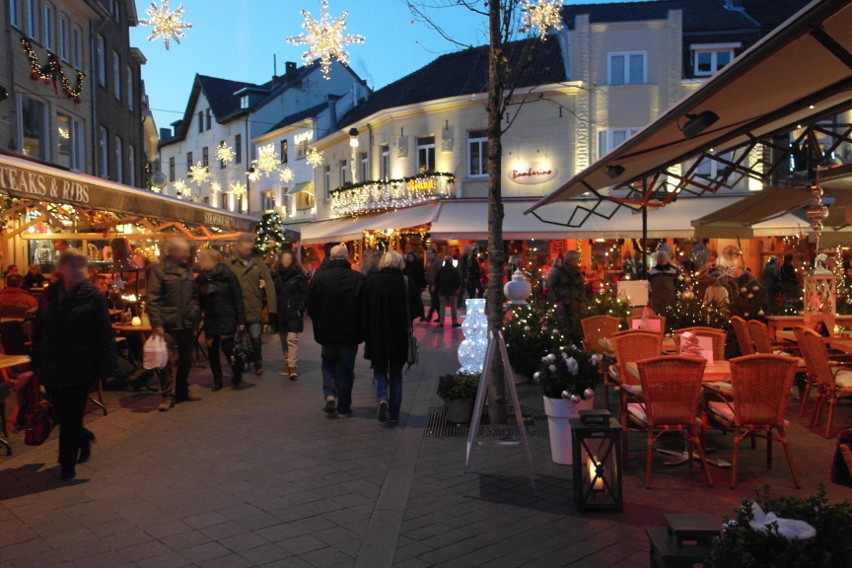Całe urokliwe miasteczko Valkenburg zmienia się w końcu roku...