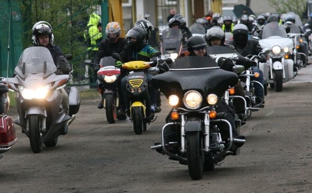 Na stadionie piłkarskim w Stalowej Woli pojawili się motocykliści w ramach akcji pomocy dla małej Zuzi.