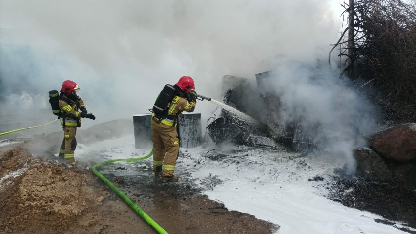 Pożar magazynu paliwowego w Karlikowie Lęborskim. Możliwe skażenie gruntu!