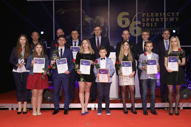 Laureaci plebiscytu sportowego 2017 w powiecie włoszczowskim z osobami, które wręczały wyróżnienia