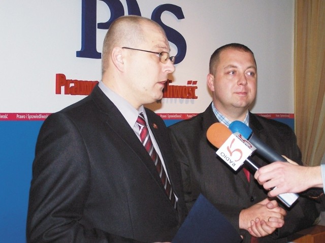 Konferencja prasowa, którą zwołali Wojciech Kossakowski (z prawej) oraz Tomasz Bińczak, członkowie ełckich struktur PiS odbyła się kilka godzin przed otwarciem Techno-Parku.