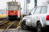 Kolizja tramwaju z samochodem osobowym na Glinkach w Bydgoszczy