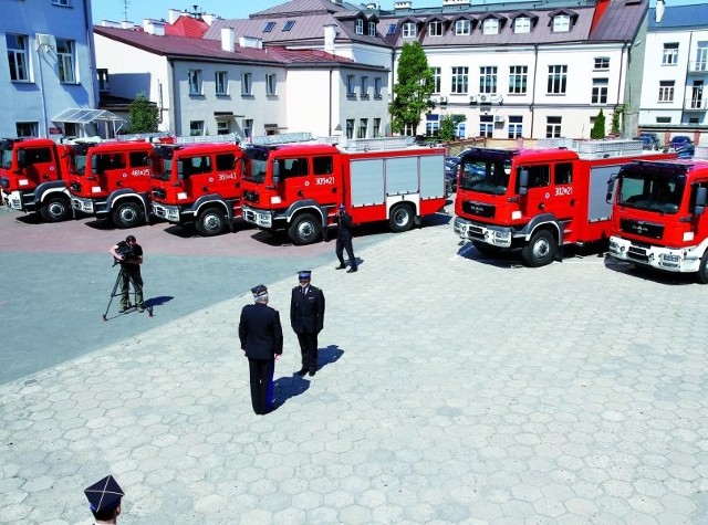Nowe wozy strażackie przekazano wczoraj na placu Komendy Wojewódzkiej PSP w Białymstoku. Od lipca zaczną one "pracować&#8221; w jednostkach terenowych straży.