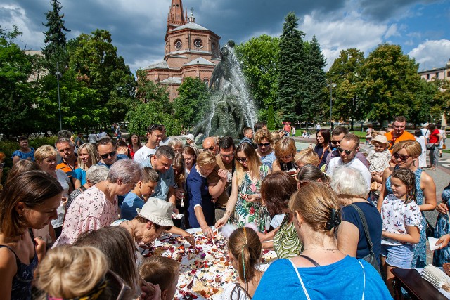 Tak było w 2019 r. podczas ArtŚniadania, kiedy to szef kuchni Restauracji Weranda, przygotował kulinarne show przy fontannie Potop, przy której tym razem - 11 czerwca 2022 r. - już od godz. 10 będzie okazja poćwiczyć jogę, a następnie udać się na „Śniadanie na trawie” w parku Kazimierza Wielkiego