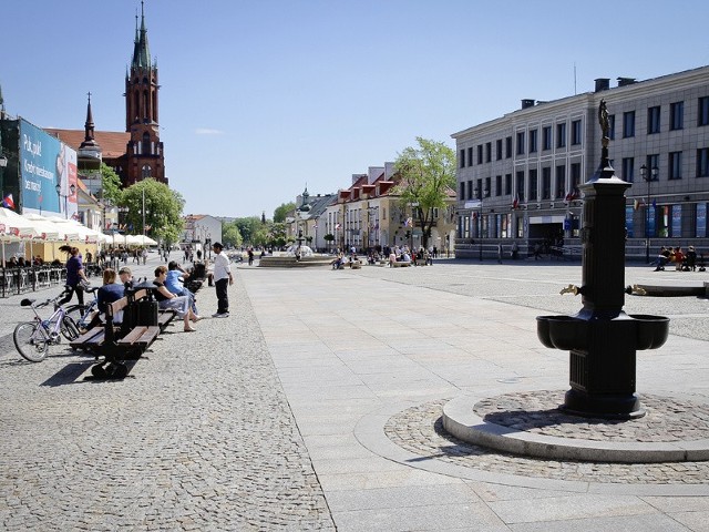 Tak wygląda teraz rynek - głogi w donicach zostały zabrane, bo przemarzły zimą.