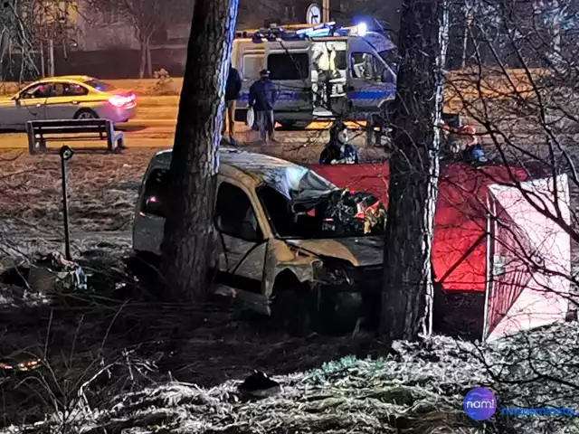 Do wypadku doszło w niedzielę 21 marca około godziny 21 na rondzie Falbanka we Włocławku.Jak informują świadkowie wypadku citroen berlingo wjechał, od strony ul Kruszyńskiej we Włocławku, na środek ronda na Falbance i wyleciał w powietrze. Auto następnie wypadło z drogi i uderzyło w drzewo. Na miejscu zmarł mężczyzna (około 30-lat) - kierowca. Drugi mężczyzna trafił do szpitala z poważnymi obrażeniami.