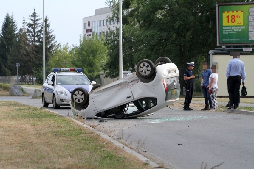 Wypadek na Żmigrodzkiej. Volkswagen dachował po zderzeniu z lexusem (ZDJĘCIA)