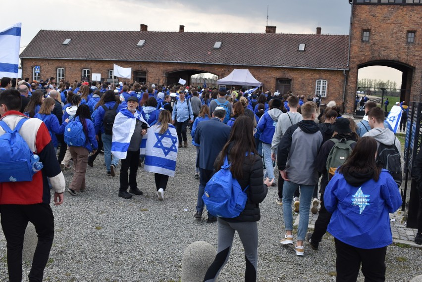 Kilka tysięcy Żydów z ponad 25 krajów, w tym ośmioro...