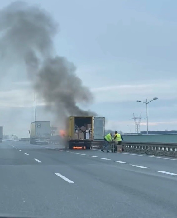 Na nagraniach i zdjęciach widać, jak kurierzy starają się...