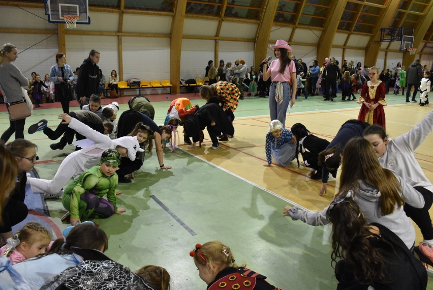 Tańce, zabawy i... mnóstwo baniek! Tak bawiły się dzieci na karnawałowym balu kostiumowym w Wierzchowie-Dworcu w gminie Człuchów. ZDJĘCIA 