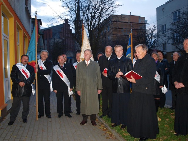 Ks. Stanisław Marczak, Andrzej Kachlik i Stanisław Galon odsłonili tablicę upamiętniającą pierwsze zebranie Międzyzakładowego Komitetu Założycielskiego NSZZ "Solidarność&#8221; w Jaśle.