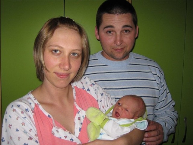 Szymon Brzuzy urodził się we wtorek, 27 marca. Ważył 2800 g i mierzył 55 cm. Rodzice Monika i Mariusz z Różana mają synka Jakuba (5 lat)