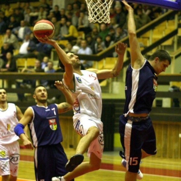 Koszykarze tarnobrzeskiej Siarki (z piłką Michał Marciniak) zawiedli, ulegając na własnym parkiecie beniaminkowi z Dąbrowy Górniczej 67:73.