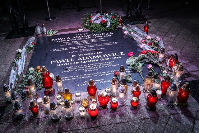 Mieszkańcy, samorządowcy i politycy oddali hołd zamordowanemu prezydentowi Gdańska Pawłowi Adamowiczowi w drugą rocznicę jego śmierci