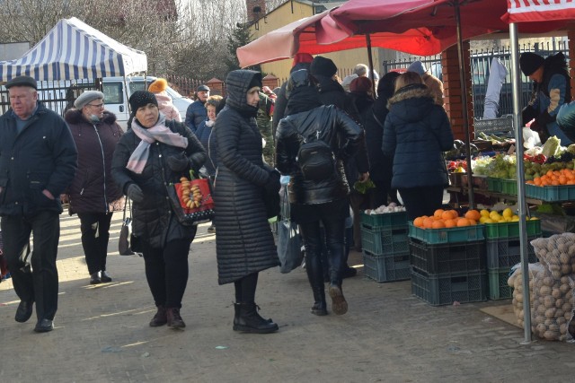 Sporo handlujących i kupujących było w sobotni poranek, 4 lutego na miejskim targu w Szydłowcu. Największym zainteresowaniem cieszyły się tradycyjnie artykuły spożywcze, warzywa i owoce. Zobacz zdjęcia&gt;&gt;&gt;