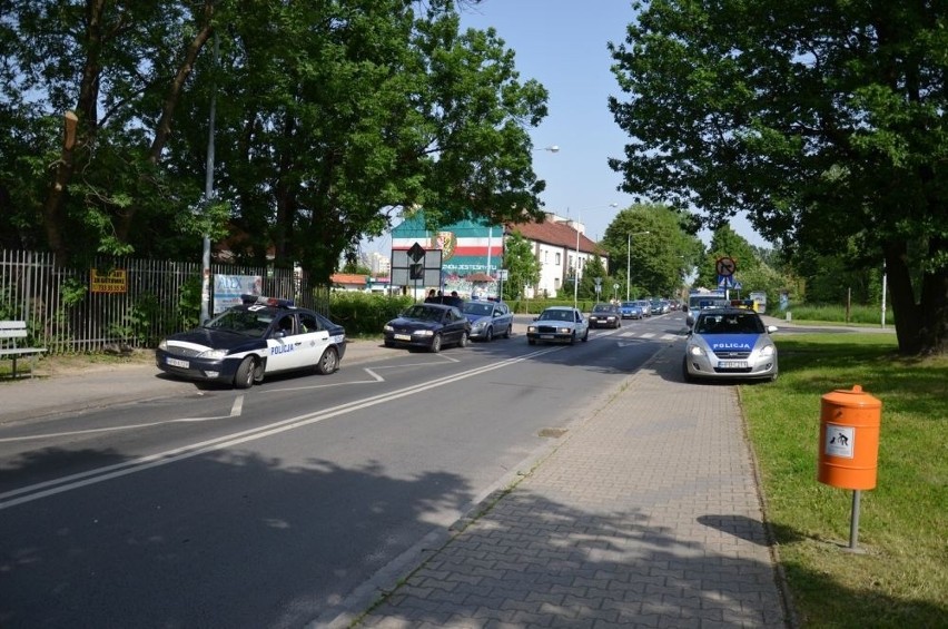 Wrocław: Radiowóz najechał na tył auta, które zatrzymało się przed pasami (ZDJĘCIA)